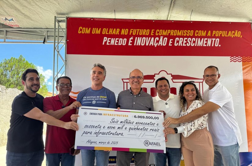 Prefeito Ronaldo Lopes e Deputado Rafael Brito entregam investimentos para o povo de Penedo