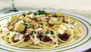 espaguete ao molho de milho e carne 