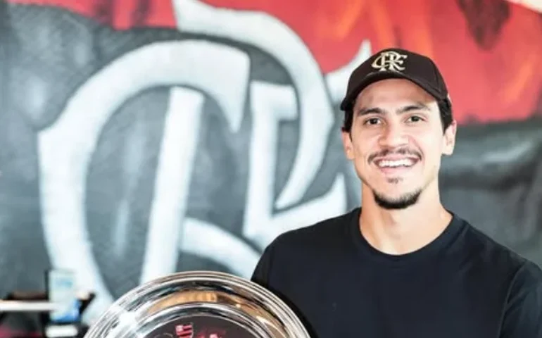 Pedro é homenageado pelo Flamengo após superar Gabigol em gols no século 21