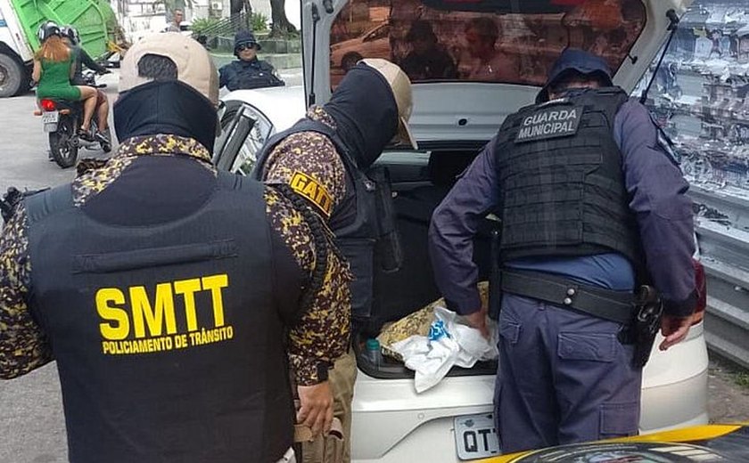 Dois homens detidos em abordagem de trânsito com drogas e armas brancas em Maceió