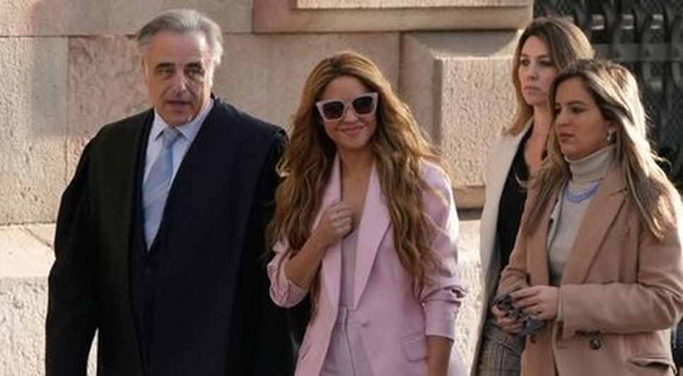 shakira-20112023081414440 / Foto: Shakira após sair da audiência judicial por fraude fiscal, em Barcelona, na Espanha (PAU BARRENA/AFP)