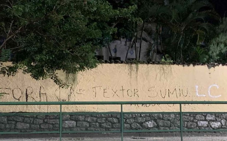 Torcida do Botafogo picha muros cobrando Textor e Castro após a queda no Carioca