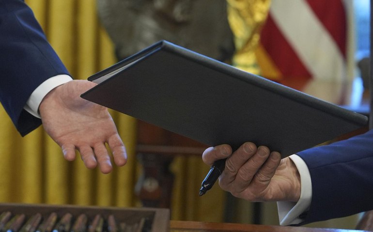 Premiê do Canadá responde a Trump com tarifas: 'Sistema global de comércio ancorado nos EUA acabou'