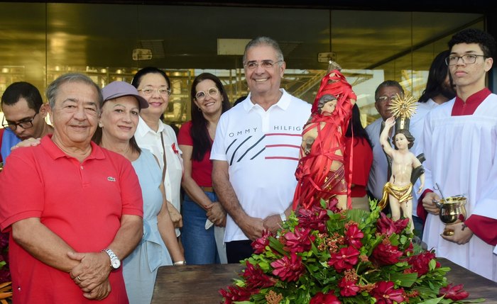 Presidente da Caeté, Aryl Lyra, e o prefeito George prestigiam procissão e posam ao lado da imagem de São Sebastião