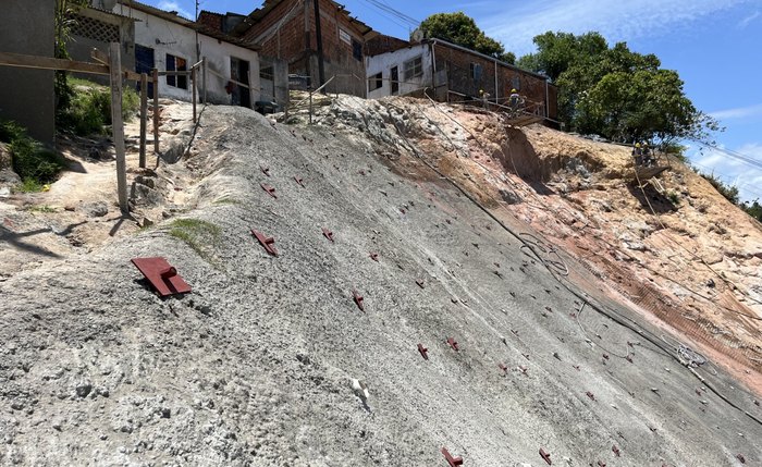 Obras avançam e expectativa pelo fim dos riscos de deslizamento leva tranquilidade à população da Chã de Bebedouro