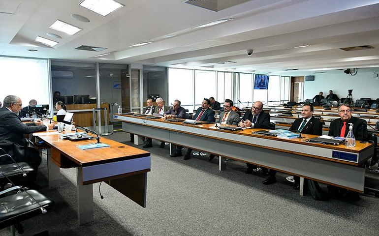 Precarização social é apontada em livro lançado em audiência pública da CDH