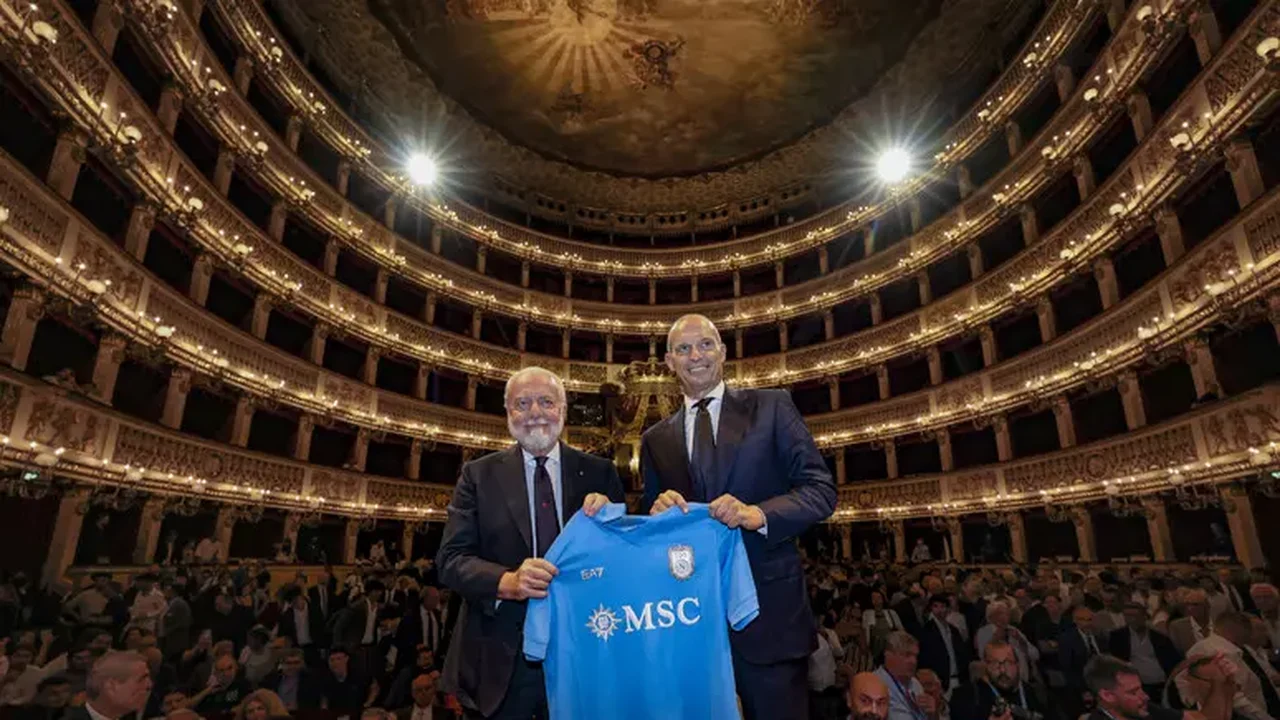 Allegri é apresentado no Napoli e diz que avaliará elenco antes de ir ao mercado