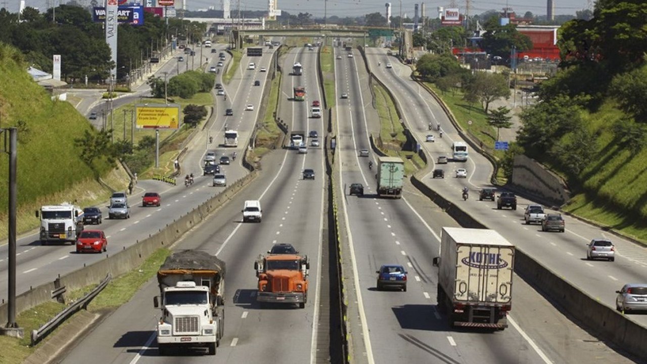 Empresas de ônibus suspendem viagens SP-Rio por causa de protestos na via Dutra