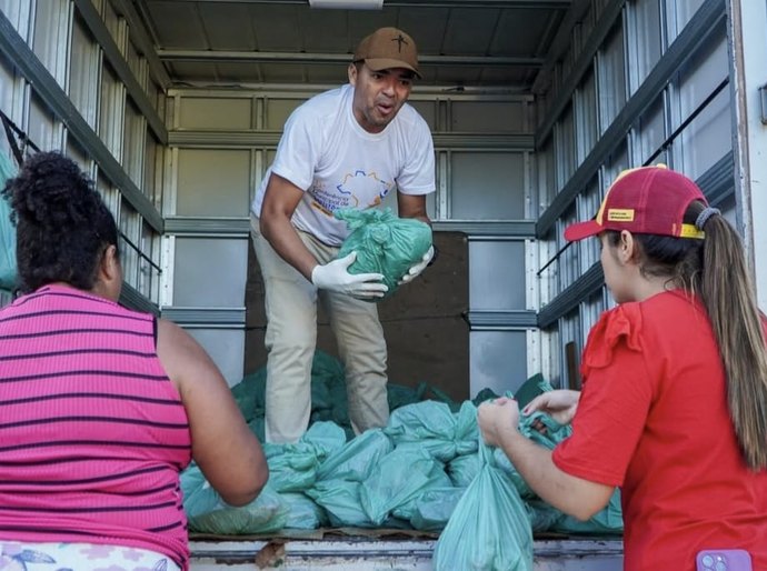 Prefeito Jorge Galvão mantém tradição da entrega do peixe da Semana Santa em Jundiá