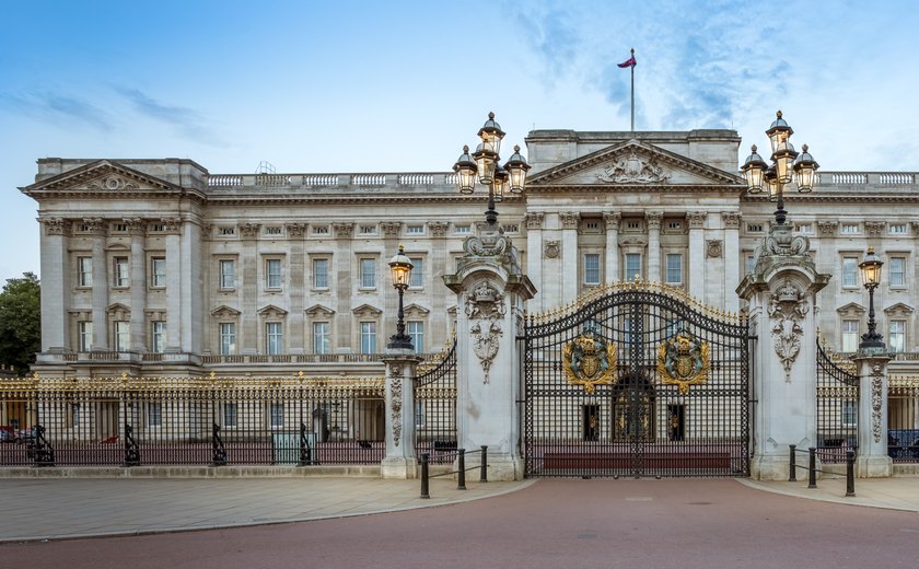 Palácio de Buckingham revela primeiro retrato oficial de rei Charles desde sua coroação
