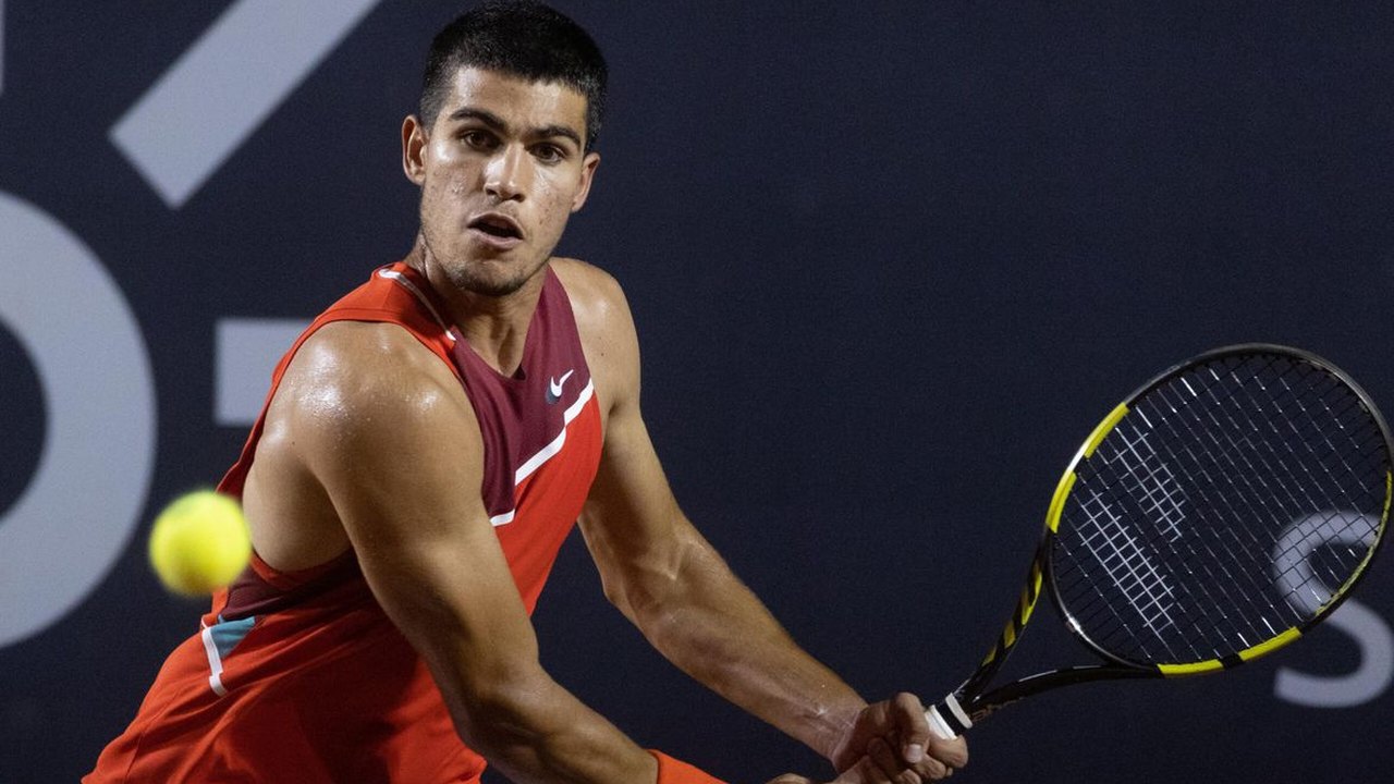 Alcaraz mostra força e defenderá título em Barcelona diante de 'freguês' Tsitsipas