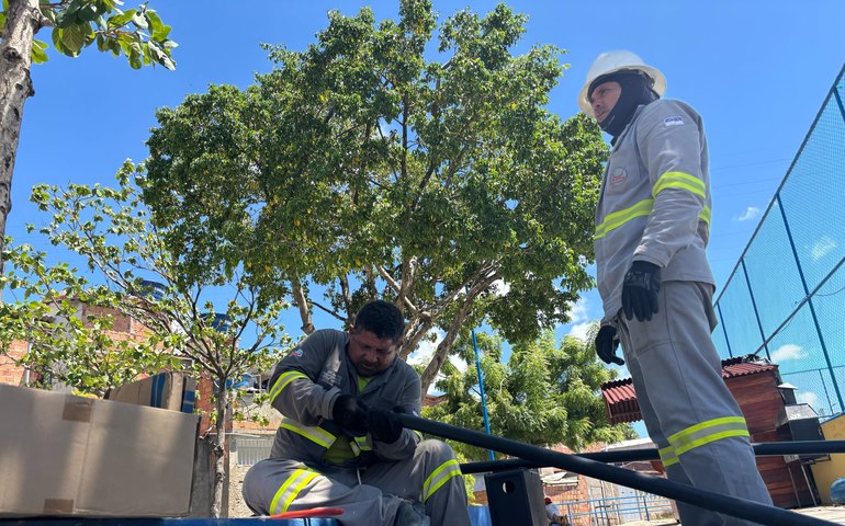 Moradores da grota do Rafael são beneficiados com ampliação da iluminação pelo Brota na Grota