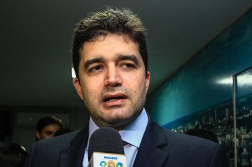 Rui assina contrato para capacitar jovens infratores nesta segunda