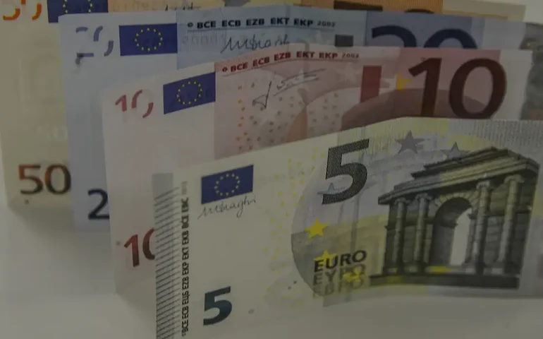 França faz corte adicional de 4,7 bilhões de euros em despesa para cumprir meta de déficit