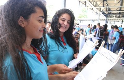 Professores participam de cerimônia de conclusão do curso do Papel no Varal Escola