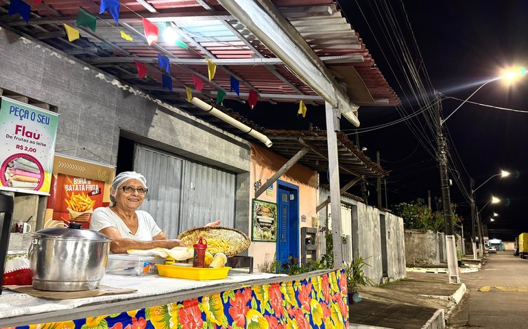 Moradores do Conjunto Graciliano Ramos comemoram nova iluminação 100% em LED