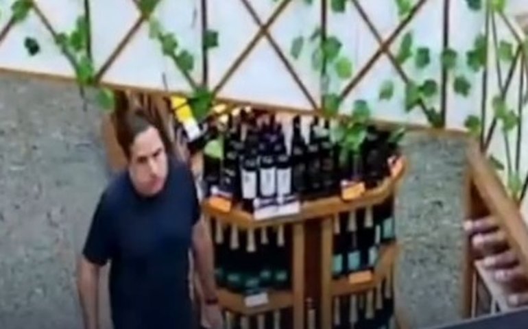 Imagens flagram juiz da Lava Jato furtando garrafas de champanhe em supermercado