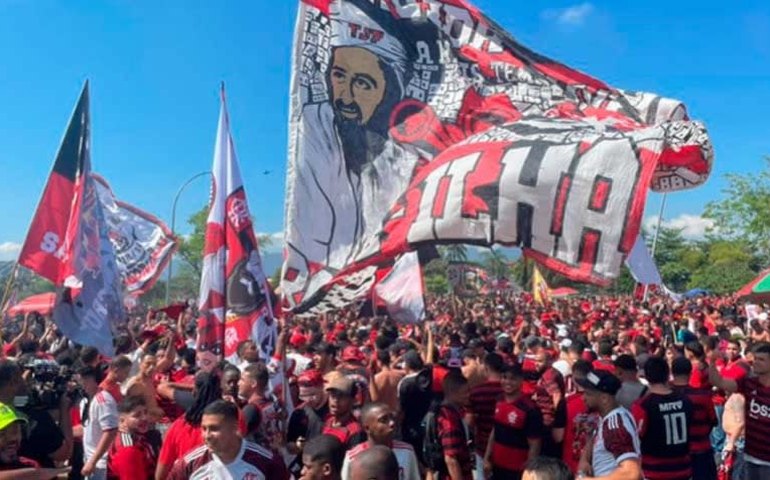 Flamengo é recebido por multidão em aeroporto antes de voo para Guayaquil