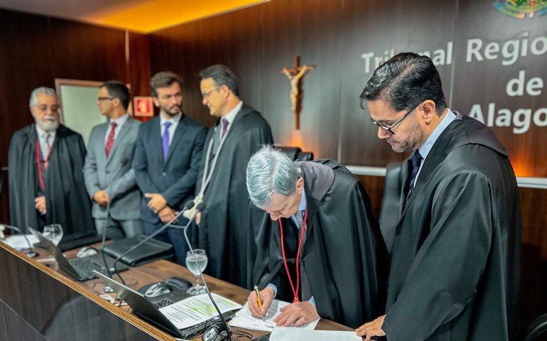 TRE, PRE e PUAL assinam ato que  acelera tramitação de processos de natureza pecuniária