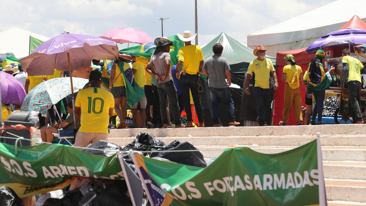 Protestos nos quartéis e tiros de guerra ganham caráter de vigília pró-Bolsonaro