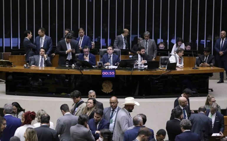 Câmara aprova em dois turnos PEC da Blindagem, que protege parlamentares