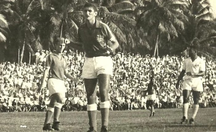 Pelé, ao fundo, no campo da Pajuçara