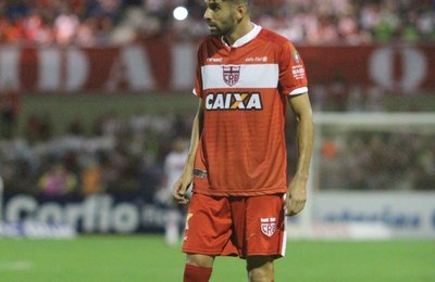 CRB embarca para Santa Catarina desfalcado de Gérson Magrão