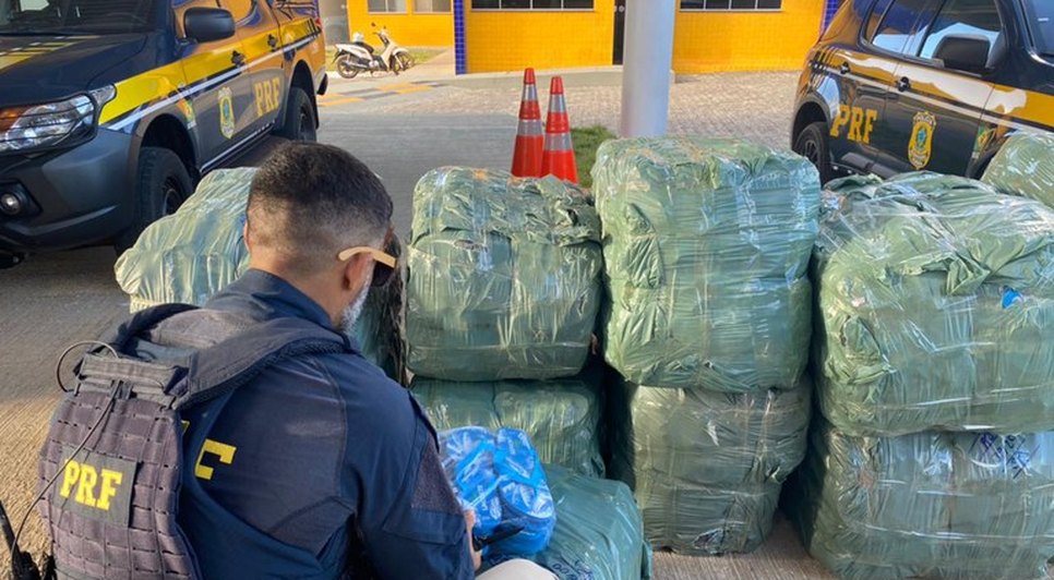 Passageiro de ônibus é preso por transportar chinelos falsificados avaliados em mais de R$ 8 mil na Grande Aracaju / Foto: Foto: PRF/SE