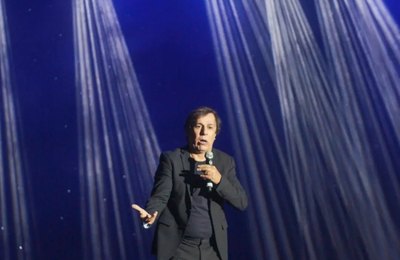 Ele está de volta! Tom Cavalcante chega a Maceió em agosto com “Tom ta on”