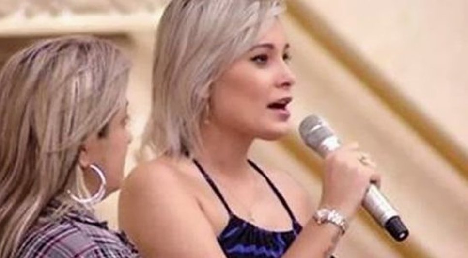 Andressa Urach contando seu testemunho no Templo de Salomão