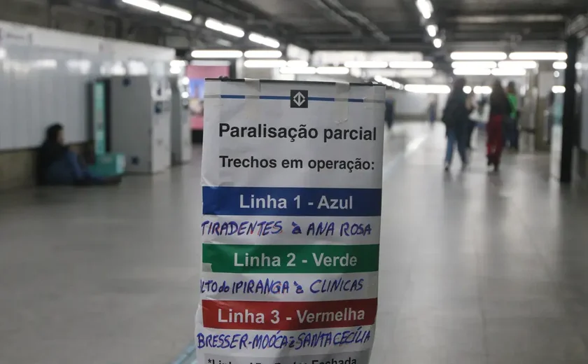 Passageiros do Metrô de SP enfrentam estações lotadas após falha na Linha 3-Vermelha