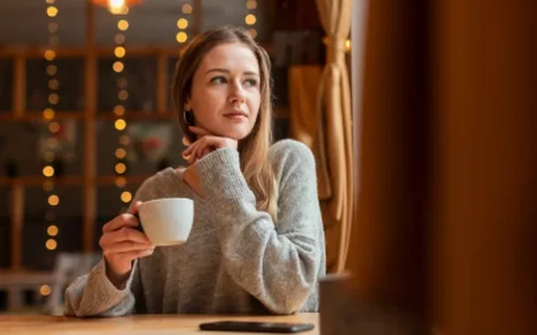 Do anticoncepcional à menopausa: como os hormônios femininos também influenciam a visão