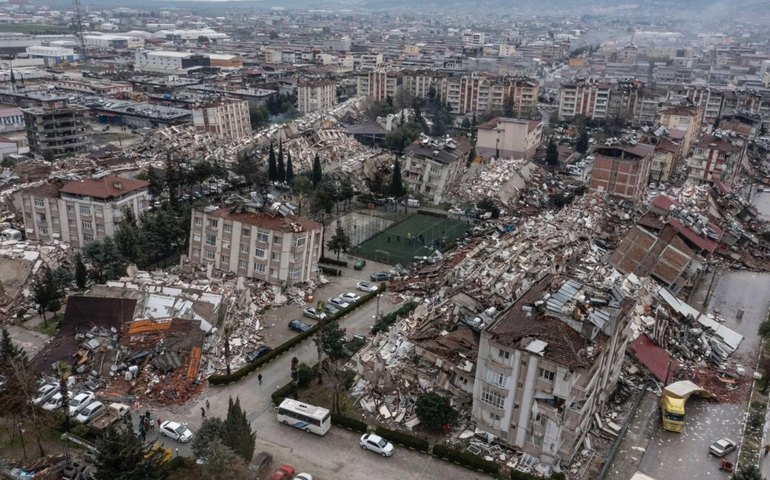 Número de vítimas do terremoto na Turquia e na Síria passa de 43 mil
