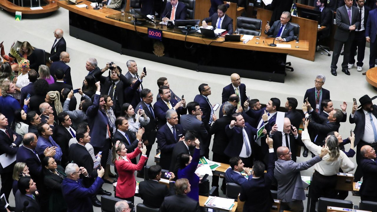 Câmara aprova em primeiro turno a PEC do corte de gastos do governo