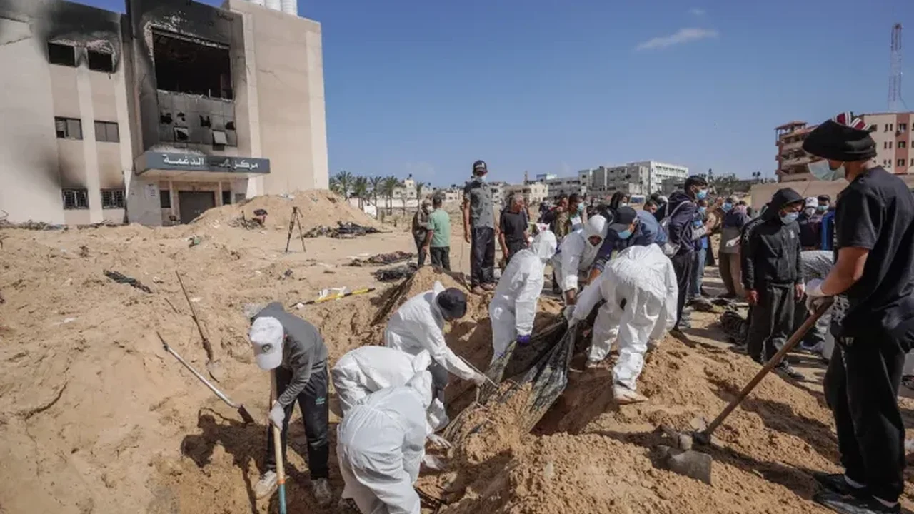 União Europeia e ONU pedem investigações independentes sobre os mais de 300 corpos encontrados em valas comuns em Gaza