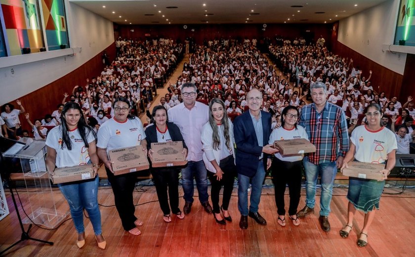 Prefeito Ronaldo Lopes inicia distribuição de 1.900 computadores para professores e estudantes