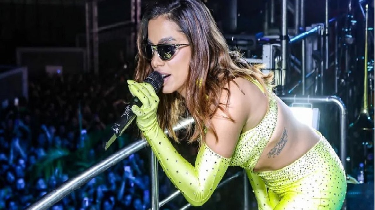 Anitta recusa pedidos dos que querem subir no trio elétrico dela