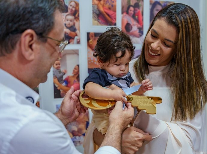 Pequeno herói: Luciano Barbosa entrega chave da cidade a bebê prefeito de 2025