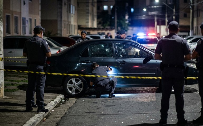 Casal é assassinado a tiros dentro de carro na zona sul de São Paulo