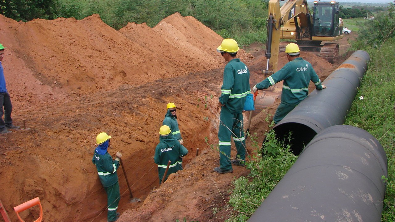 Marco Fireman vistoria obras da nova adutora do Agreste