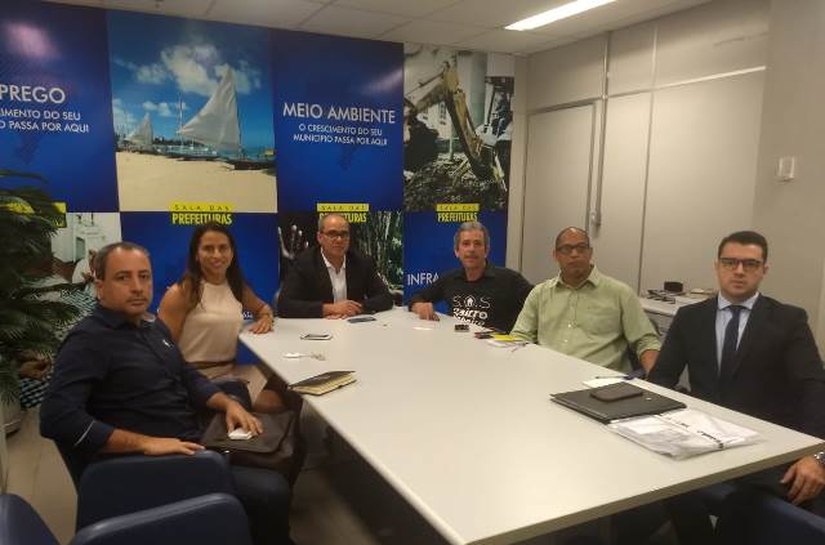 Após reunião com senador Rodrigo Cunha, equipe da Caixa Seguradora visita bairro do Pinheiro