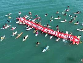 Faixa gigante em Copacabana denuncia risco de privatização das praias do Brasil, projeto de Flávio e Neymar