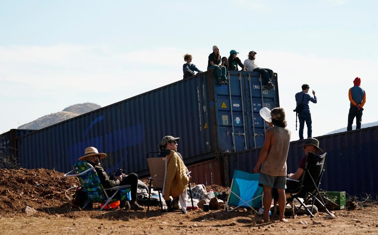EUA: governador do Arizona constrói muro de contêineres na fronteira com o México
