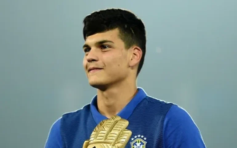 Flamengo tem interesse em Gabriel Brazão, goleiro do Santos