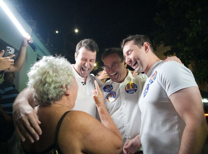 Daniel, Lucas e Luciano arrastam multidão pelas ruas do Manoel Teles, em Arapiraca