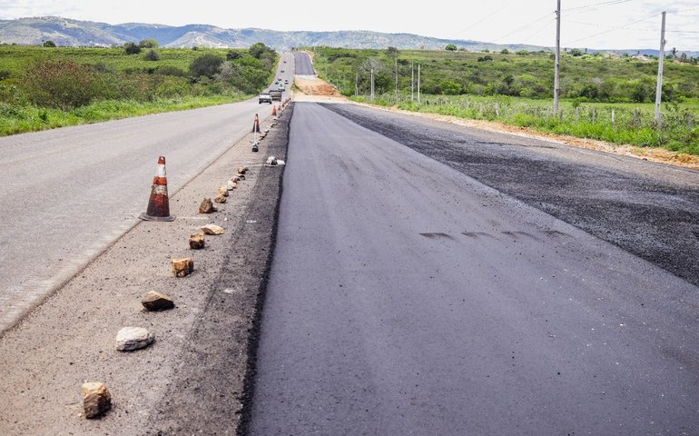 Condutor desvia de animal e colide com mureta na AL-115 em Palmeira dos Índios