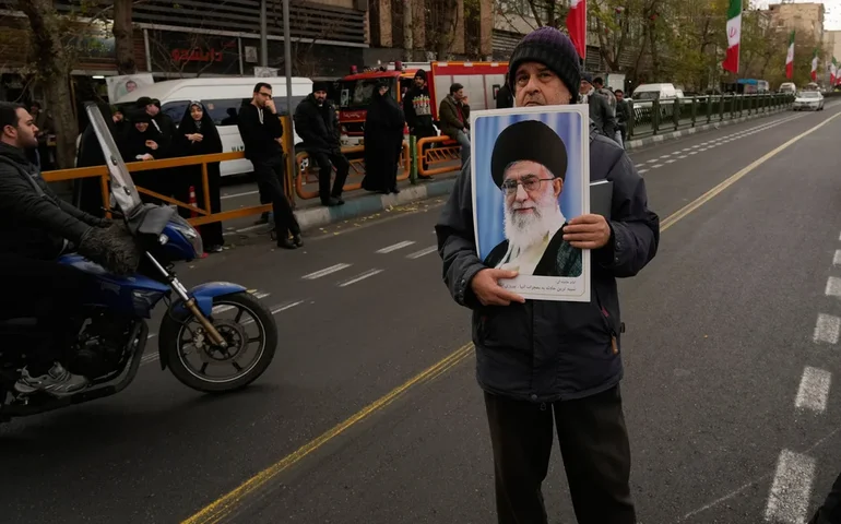 O líder do Irã chama Trump de 'criminoso' por apoiar os protestos e culpa os manifestantes pelas mortes