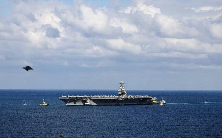 Maior porta-aviões dos EUA sofre incêndio prolongado no mar Vermelho