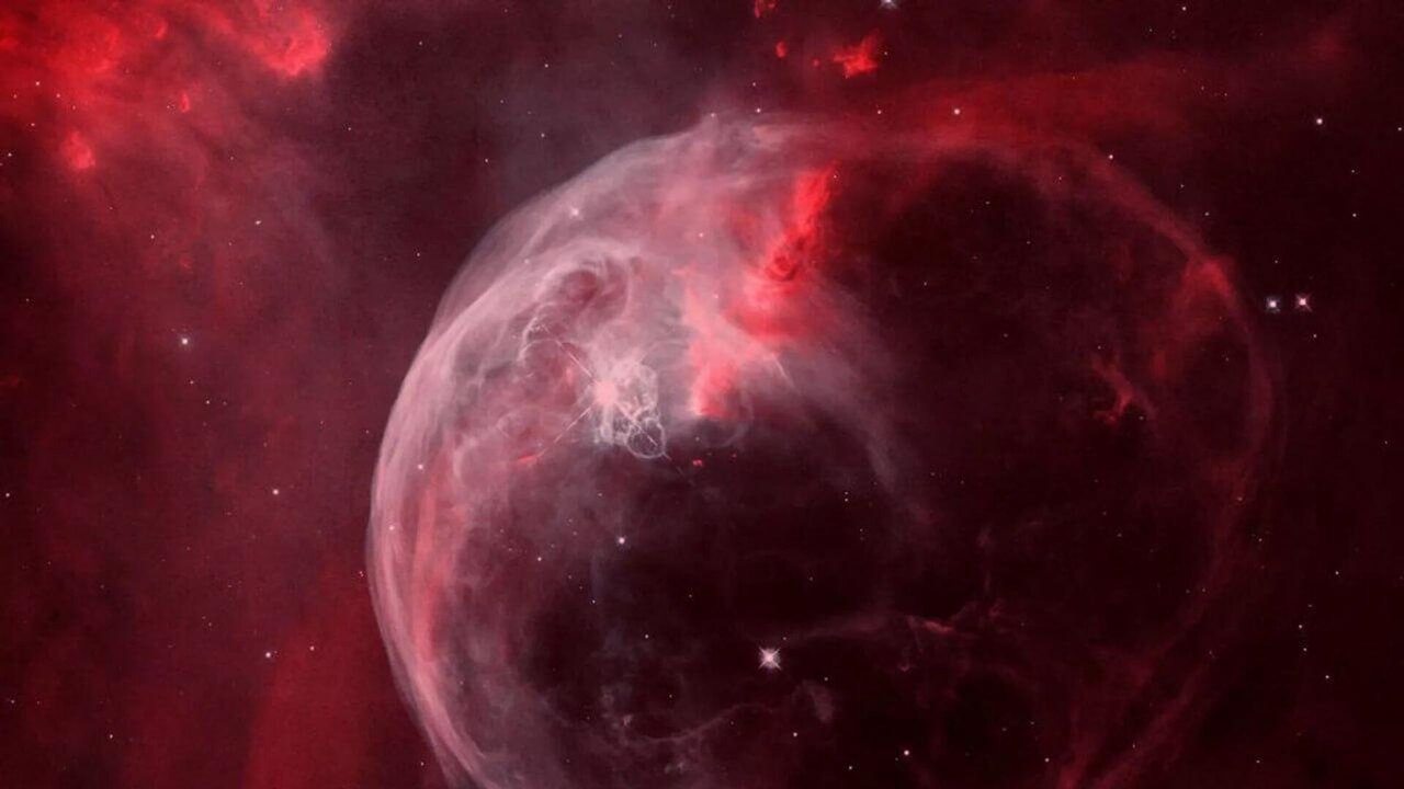 Astrônomos detectam enorme bolha de poeira e gás que modelos atuais não podem explicar