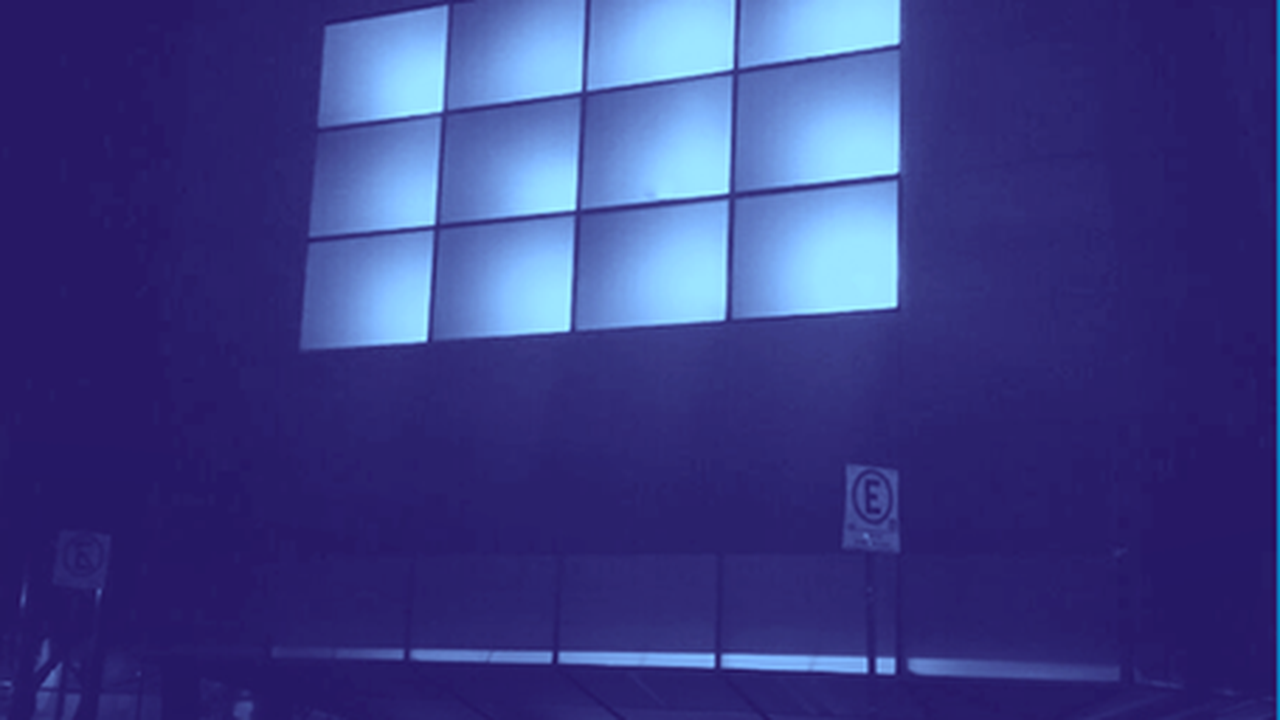 Praça da Liberdade se ilumina de azul para comemorar Dia do Surdo